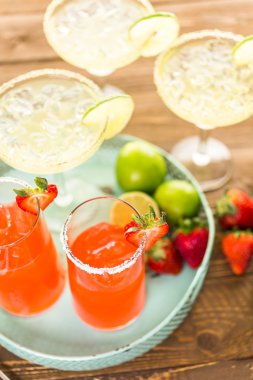 Klasik kireç ve çilek margarita