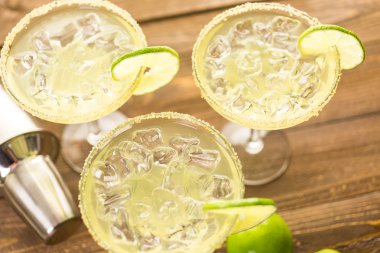 Klasik kireç margarita