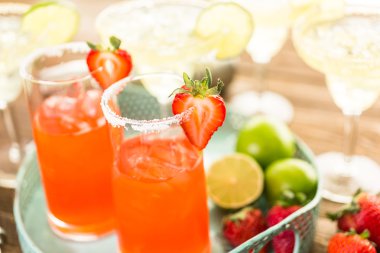 Klasik kireç ve çilek margarita