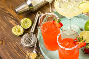 Klasik kireç ve çilek margarita