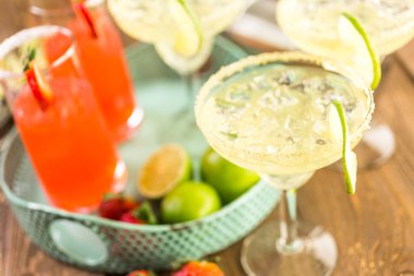 Klasik kireç ve çilek margarita