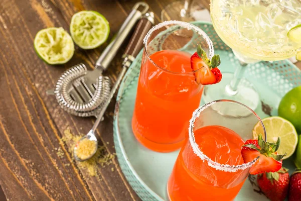 Klasik kireç ve çilek margarita