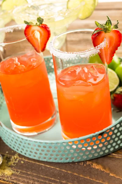 Klasik kireç ve çilek margarita