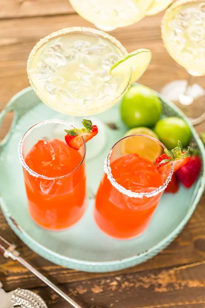 Klassiska lime och strawberry margaritas — Stockfoto