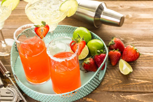 Klassiska lime och strawberry margaritas — Stockfoto