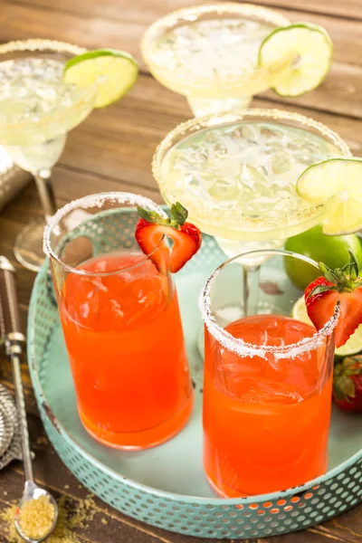 Klassische Limetten-Erdbeer-Margaritas — Stockfoto