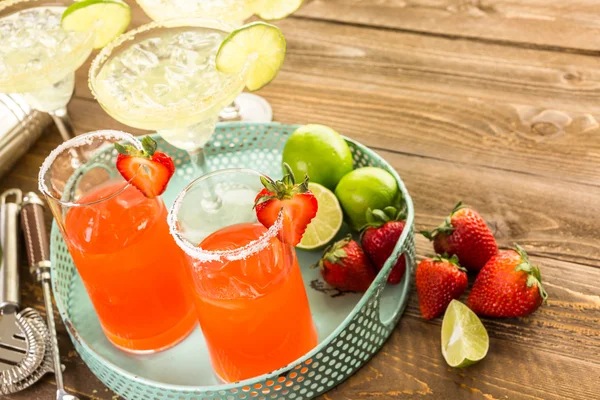 Klassiska lime och strawberry margaritas — Stockfoto