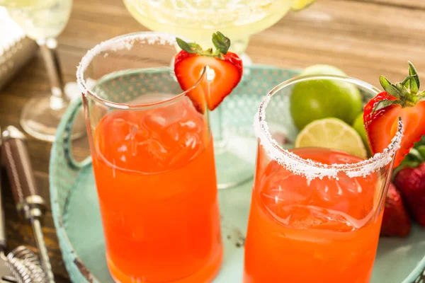 Margaritas classiques au citron vert et à la fraise — Photo