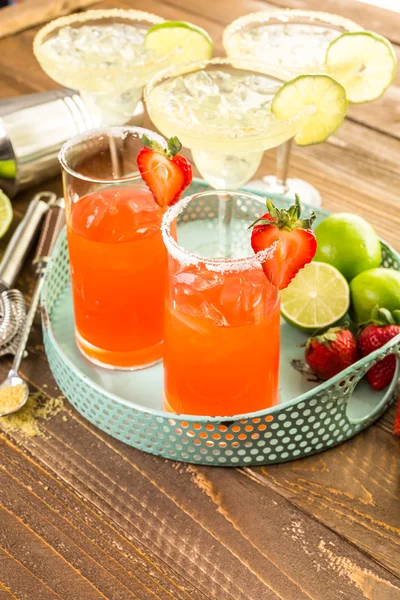 Margaritas classiques au citron vert et à la fraise — Photo