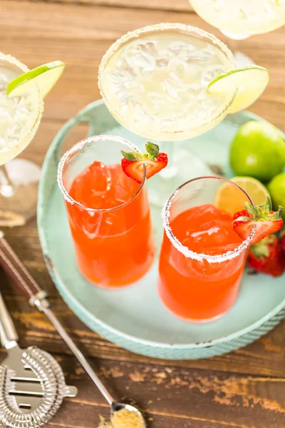 Klassieke kalk en aardbei margaritas — Stockfoto