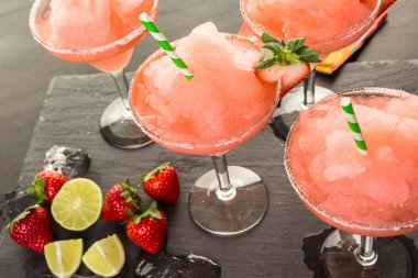 Dondurulmuş çilek margarita