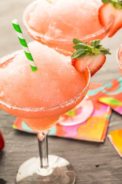 Dondurulmuş çilek margarita