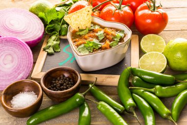 salsa için malzemeler ile beyaz kase 