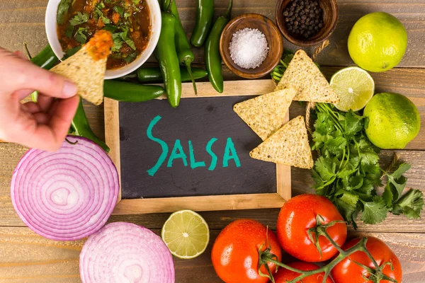 Fehér tál összetevők a salsa — Stock Fotó