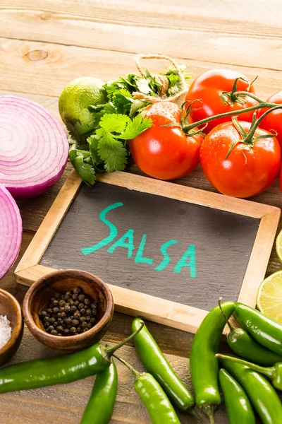 Bílý mísa s přísadami pro salsa — Stock fotografie