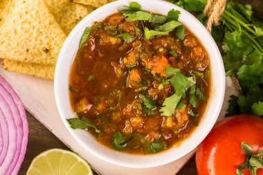 salsa için malzemeler ile beyaz kase 