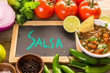 salsa için malzemeler ile beyaz kase 