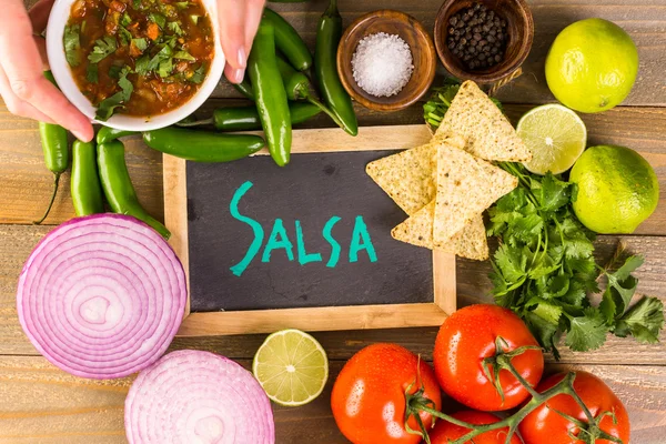 Fehér tál összetevők a salsa — Stock Fotó