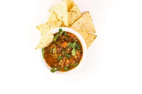 Salsa dans un bol blanc avec des chips — Photo