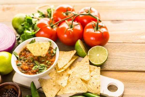 Vit skål med ingredienser för salsa — Stockfoto
