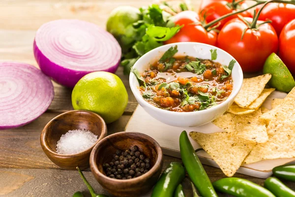 Tigela branca com ingredientes para salsa — Fotografia de Stock