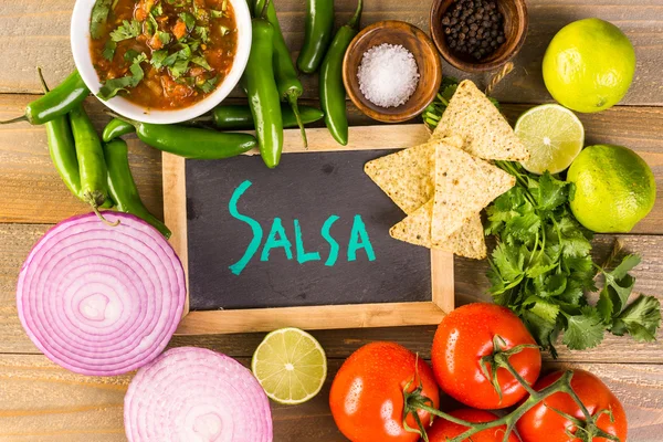 Bílý mísa s přísadami pro salsa — Stock fotografie