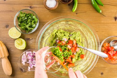 Ev yapımı Guakamole hazırlık