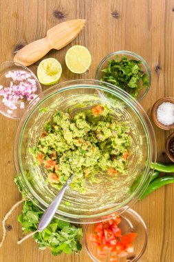 Ev yapımı Guakamole hazırlık