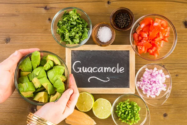 Voorbereiding van zelfgemaakte guacamole — Stockfoto