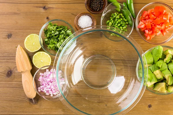 Příprava domácí guacamole — Stock fotografie