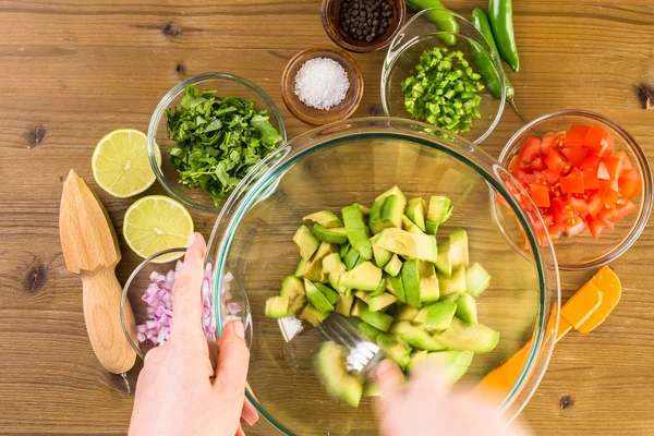 Menyiapkan guacamole buatan sendiri — Stok Foto