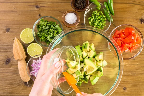Příprava domácí guacamole — Stock fotografie