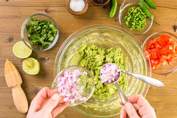 Příprava domácí guacamole — Stock fotografie