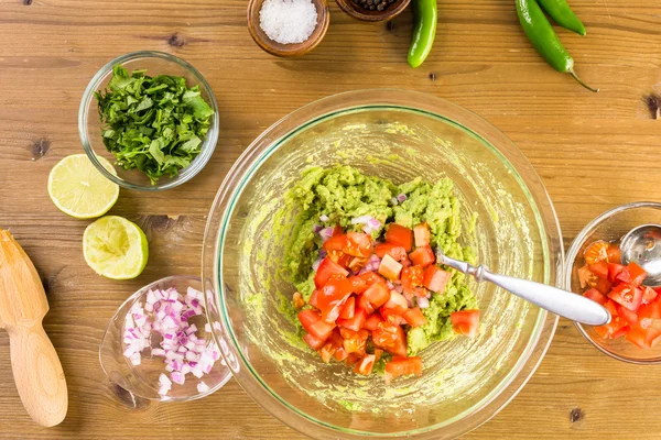 Příprava domácí guacamole — Stock fotografie