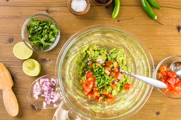 Förbereda hemgjord guacamole — Stockfoto