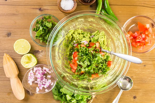 Förbereda hemgjord guacamole — Stockfoto