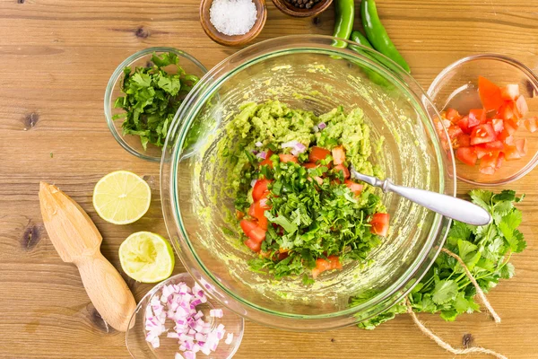 Förbereda hemgjord guacamole — Stockfoto