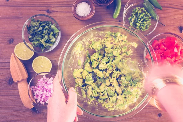 Příprava domácí guacamole — Stock fotografie