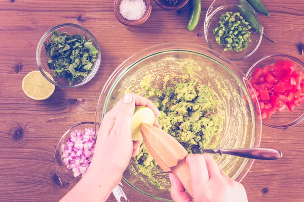 Preparazione del guacamole fatto in casa — Foto Stock