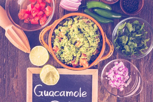Färsk hemgjord guacamole — Stockfoto