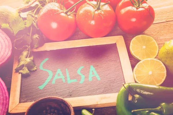 Friss, fehér tálban, salsa — Stock Fotó