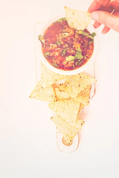 Färsk salsa i vit skål — Stockfoto
