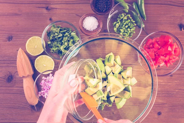 Příprava domácí guacamole — Stock fotografie