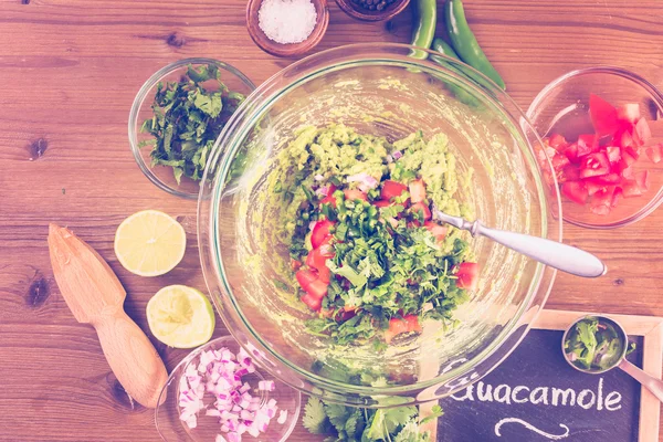 Preparazione del guacamole fatto in casa — Foto Stock