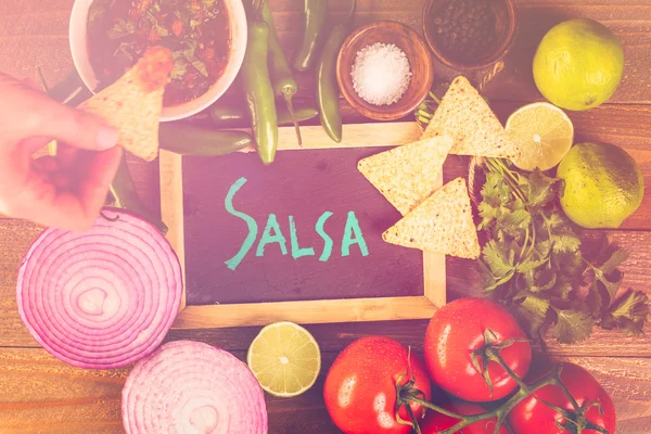 Friss, fehér tálban, salsa — Stock Fotó