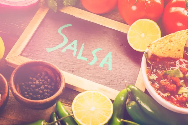 Friss, fehér tálban, salsa — Stock Fotó