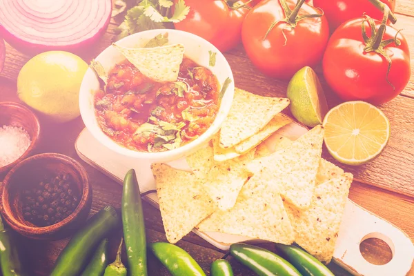 Čerstvé salsa v bílé misce — Stock fotografie