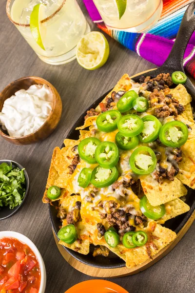 Klassische Nachos mit Hackfleisch — Stockfoto