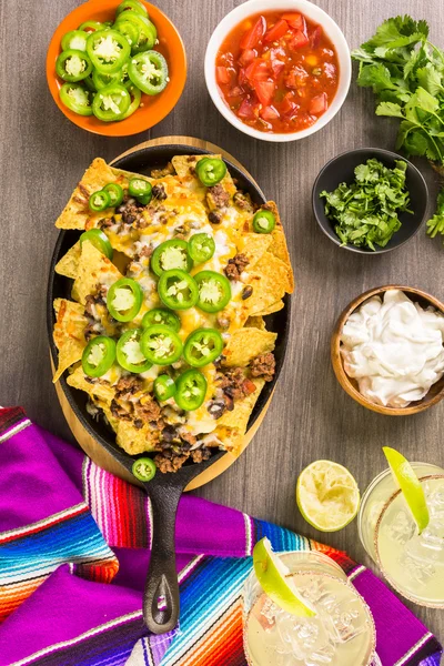 Klassische Nachos mit Hackfleisch — Stockfoto