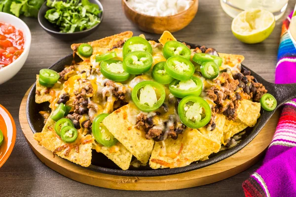 Klassiska nachos med köttfärs — Stockfoto